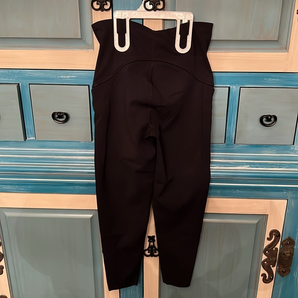 Spanx Booty Boost 7/8 pocket black leggings - Picture 2 of 6